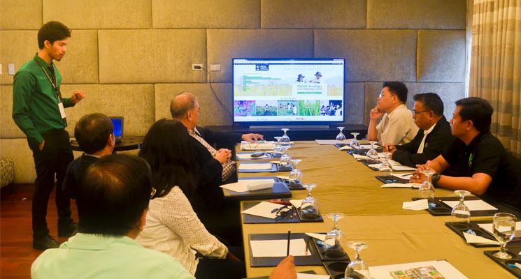 IRRI Information System Specialist Abel Callejo presents the PRISM website to agriculture executives and other government officials. (Photo by Neale Paguirigan)